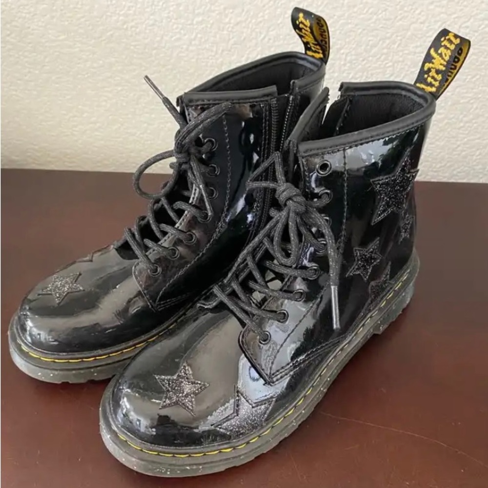 Girls Dr. Marten’s patent leather stars